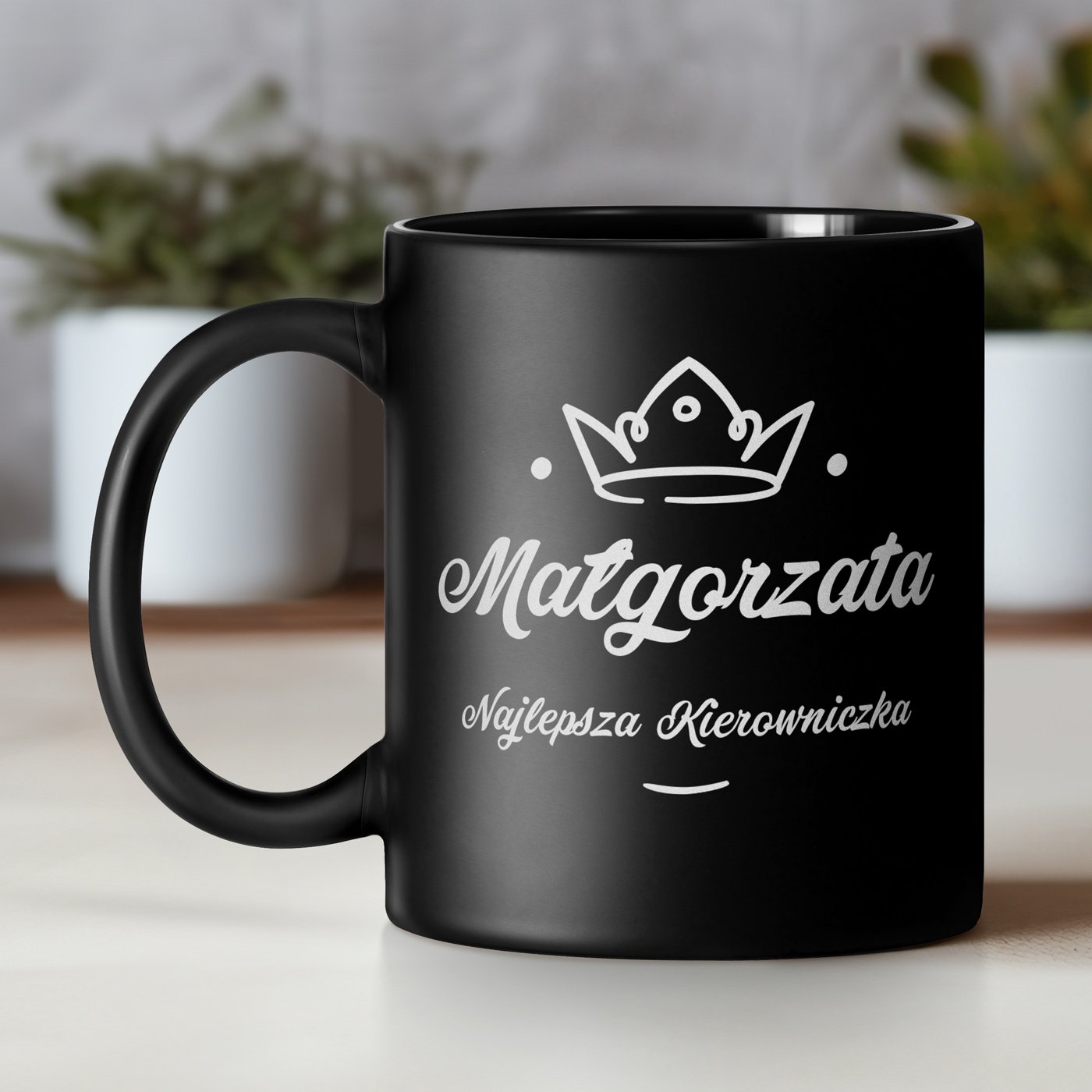 Kubek ceramiczny czarny matowy z grawerem dla kierowniczki z okazji imienin awansu w pracy