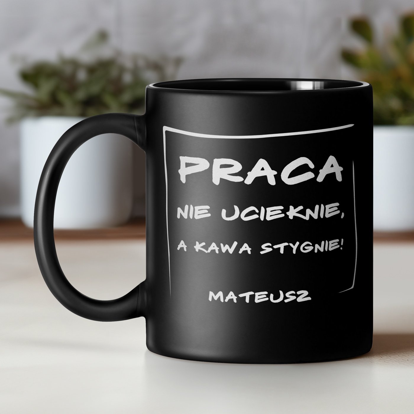 Kubek ceramiczny czarny matowy z grawerem dla niego pracoholika pracownika na awans w pracy imieniny