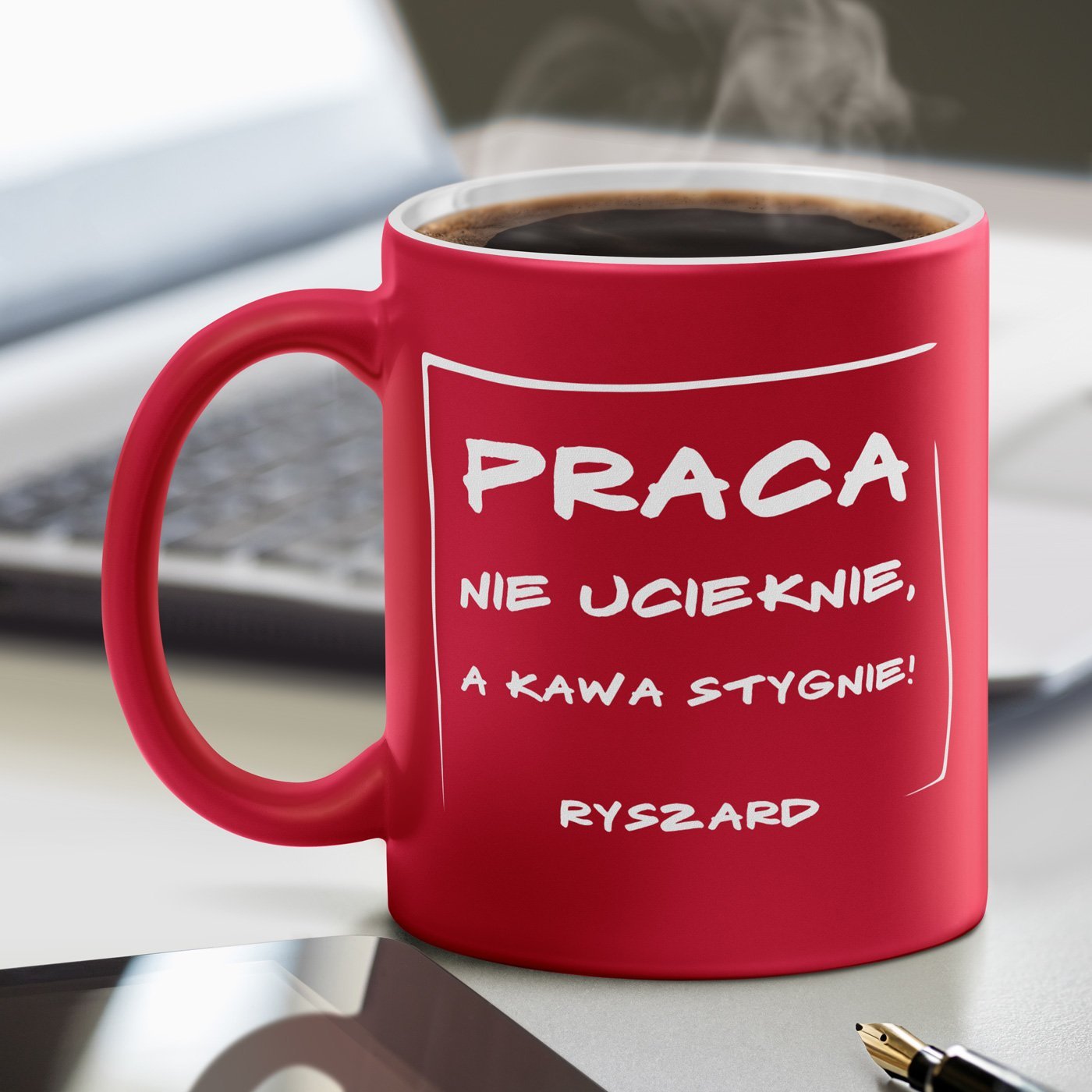 Kubek ceramiczny czerwony z biaym rodkiem z grawerem dla niego pracownika na imieniny