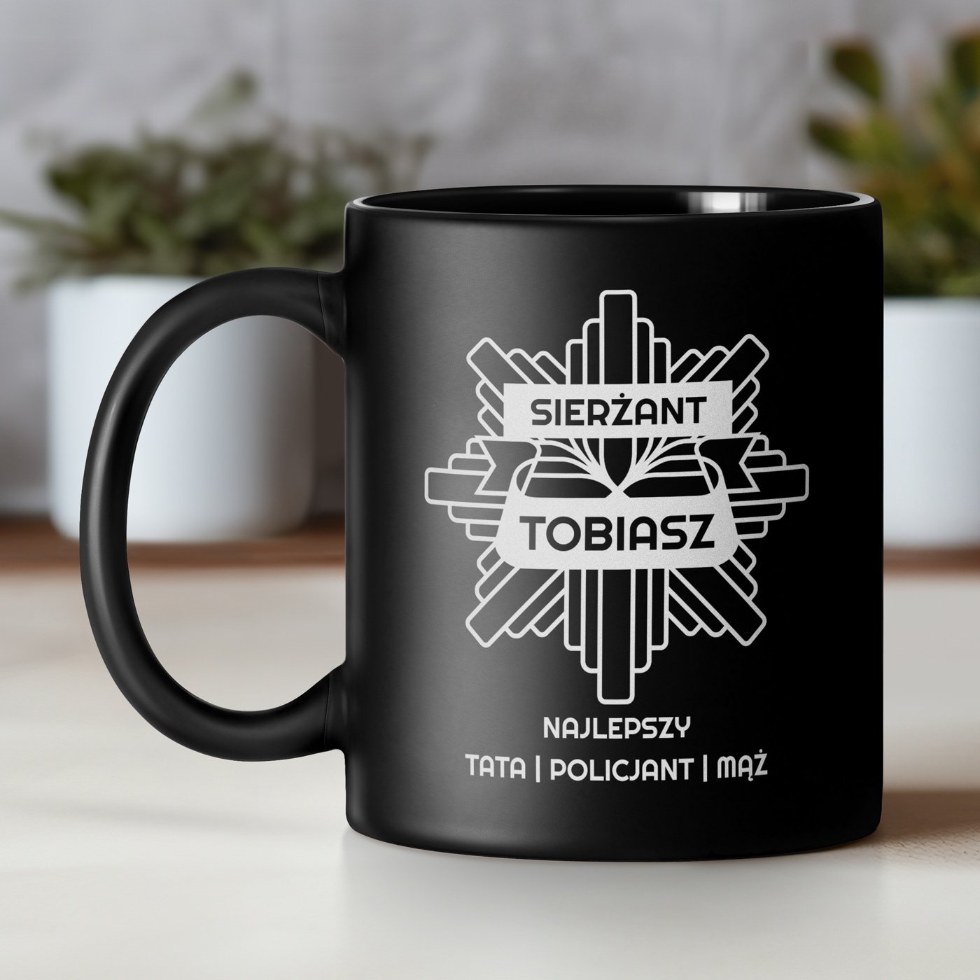 Kubek ceramiczny czarny matowy z grawerem dla policjanta taty ma