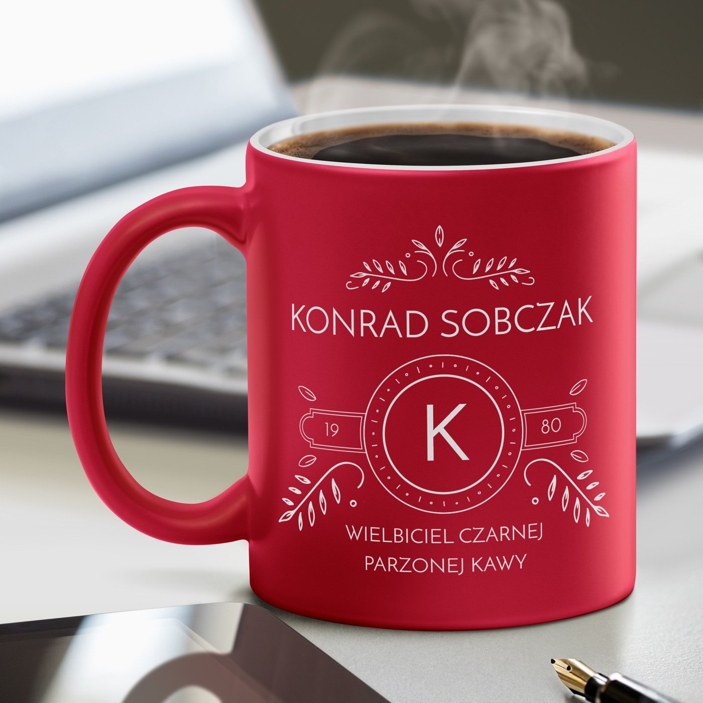 Kubek ceramiczny czerwony z biaym rodkiem z grawerem dla kawosza na urodziny