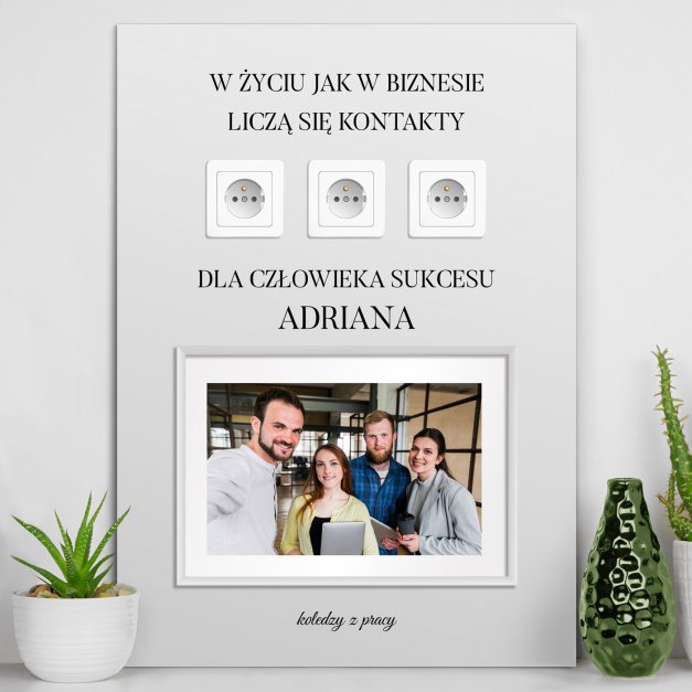 Plakat metalowy personalizowany M ze zdjęciem dla kolegi z okazji awansu w pracy