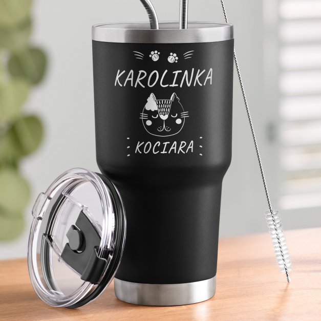 Czarny kubek termiczny z własnym grawerem dla dziewczynki kociary