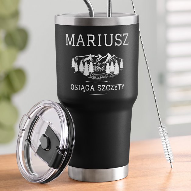 Czarny kubek termiczny z własnym grawerem dla miłośnika gór