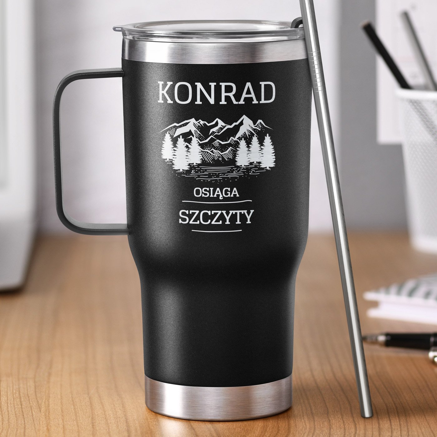 Czarny kubek termiczny z uchem i wasnym grawerem dla mionika gr