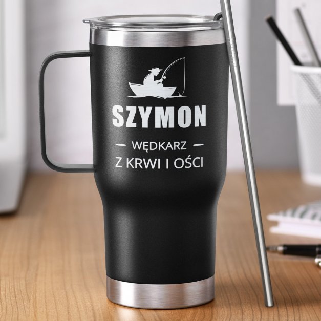 Czarny kubek termiczny z uchem i własnym grawerem dla wędkarza