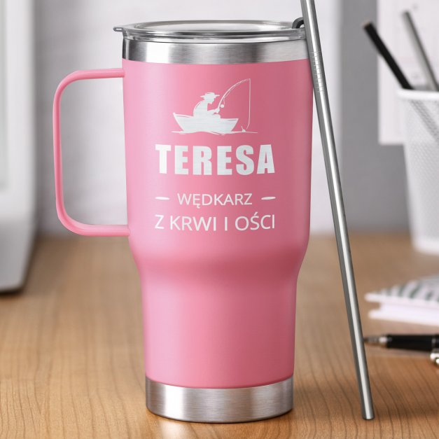 Różowy kubek termiczny z uchem i własnym grawerem dla wędkarki na imieniny