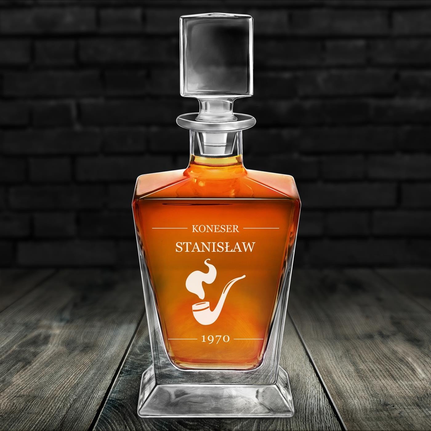 Karafka do whisky pyramid z grawerem dla konesera whisky na urodziny