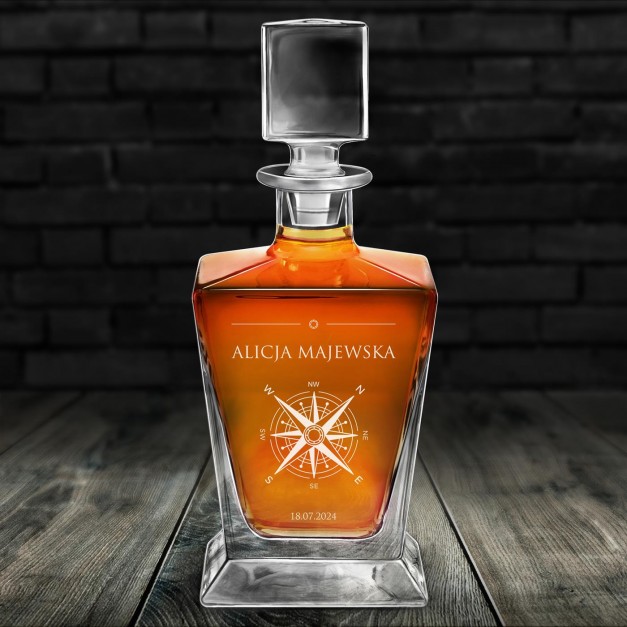 Karafka do whisky pyramid z grawerem dla podróżnika