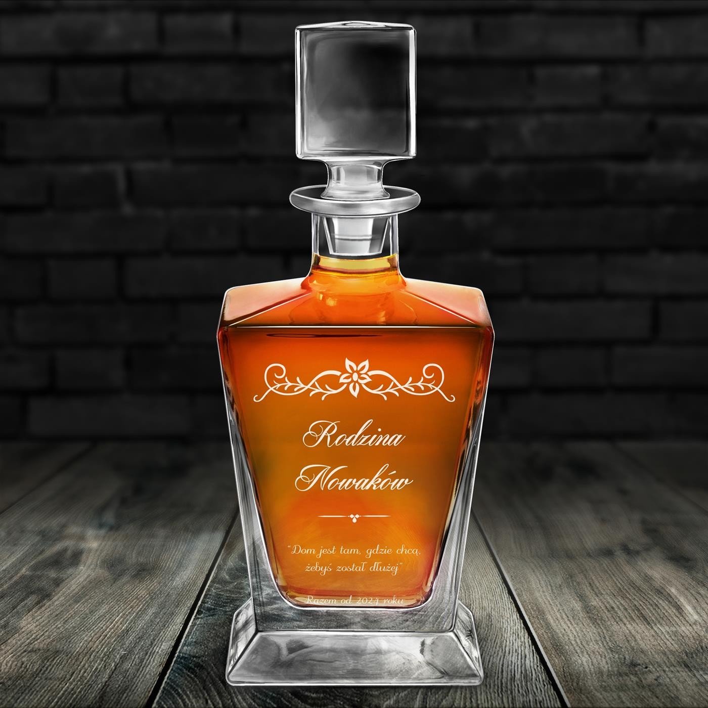 Karafka do whisky pyramid z grawerem dla pary na parapetwk