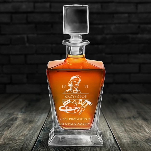 Karafka do whisky pyramid z grawerem dla strażaka na urodziny