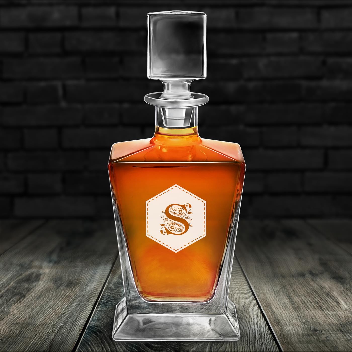 Karafka do whisky pyramid z grawerowanym inicjaem dla gentlemana