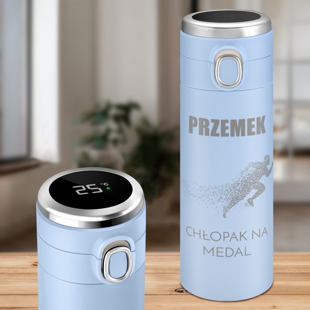 Kubek termiczny niebieski z wyświetlaczem LED i grawerem dla chłopaka biegacza na imieniny Dzień Chłopca