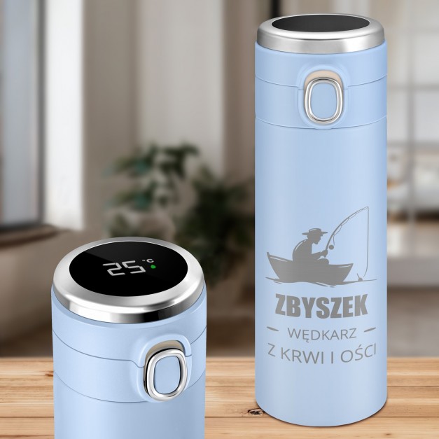 Kubek termiczny niebieski z wyświetlaczem LED i grawerem dla wędkarza na imieniny