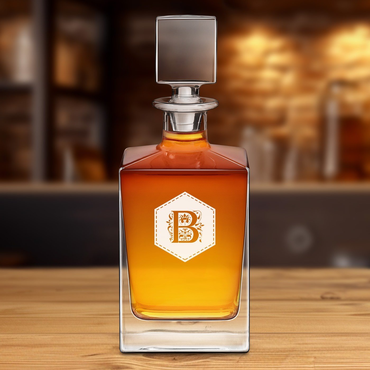 Karafka do whisky cube z grawerowanym inicjaem