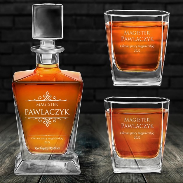 Karafka do whisky pyramid z 2 szklankami capitol i grawerem dla magistra