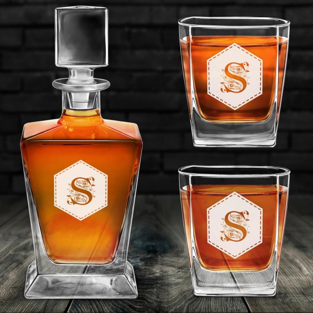 Karafka do whisky pyramid z 2 szklankami capitol i grawerowanym inicjałem dla konesera whisky