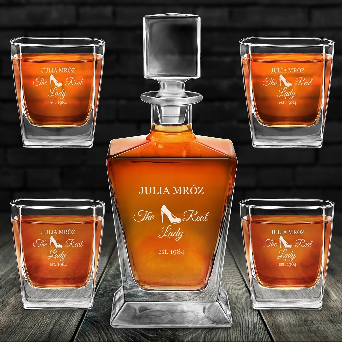 Karafka do whisky pyramid z 4 szklankami capitol i grawerem dla niej na urodziny