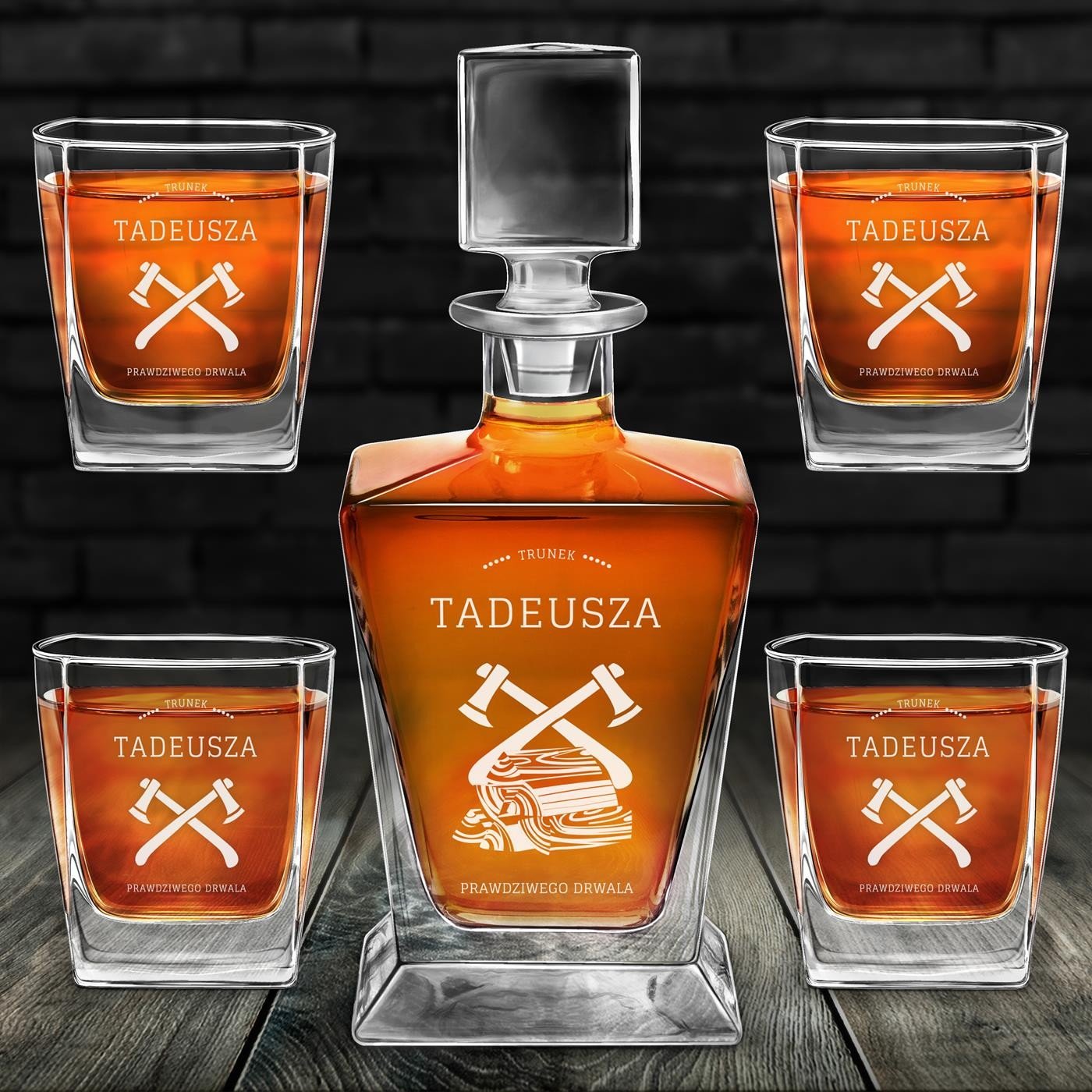 Karafka do whisky pyramid z 4 szklankami capitol i grawerem dla drwala