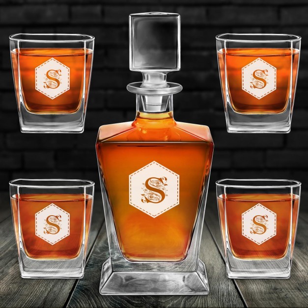 Karafka do whisky pyramid z 4 szklankami capitol i grawerowanym inicjałem dla gentlemana