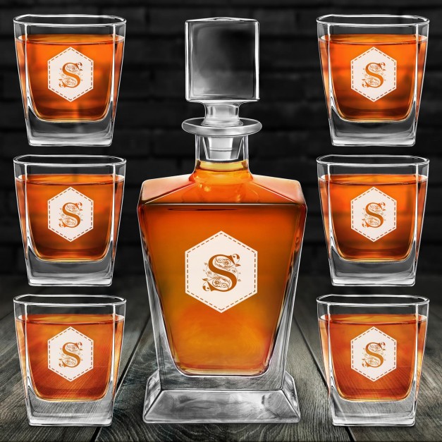 Karafka do whisky pyramid z 6 szklankami capitol i grawerowanym inicjałem dla gentlemana