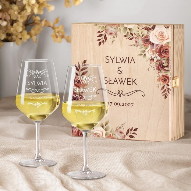 Kieliszki do wina z grawerem w skrzynce dla młodej pary na ślub