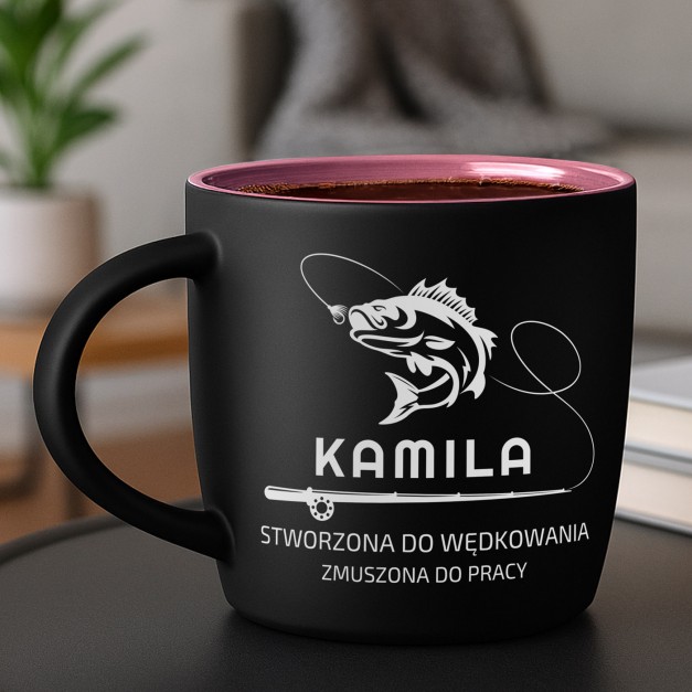 Kubek ceramiczny czarny środek różowy z grawerem na urodziny dla wędkarza