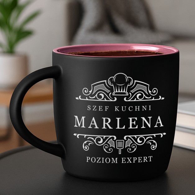 Kubek ceramiczny czarny środek różowy z grawerem dla mamy szefa kuchnii