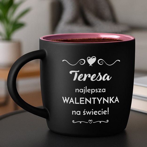 Kubek ceramiczny czarny środek różowy z grawerem na walentynki dla niej