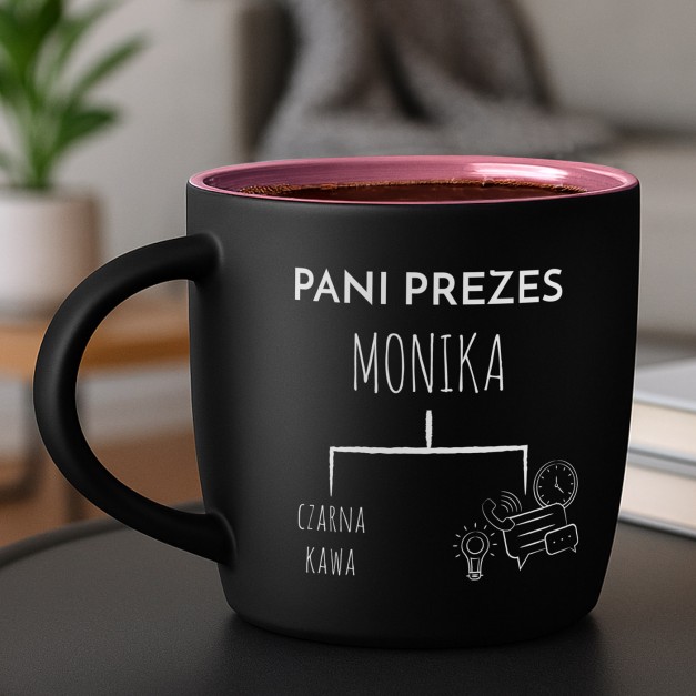 Kubek ceramiczny czarny środek różowy z grawerem dla szefowej na imieniny