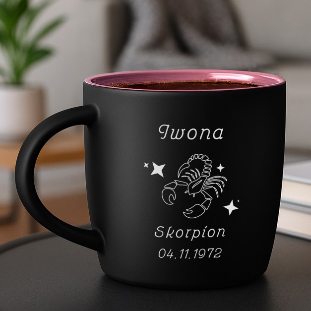 Kubek ceramiczny czarny środek różowy z grawerem dla niej na urodziny ze znakiem zodiaku