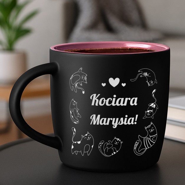 Kubek ceramiczny czarny środek różowy z grawerem dla kociary