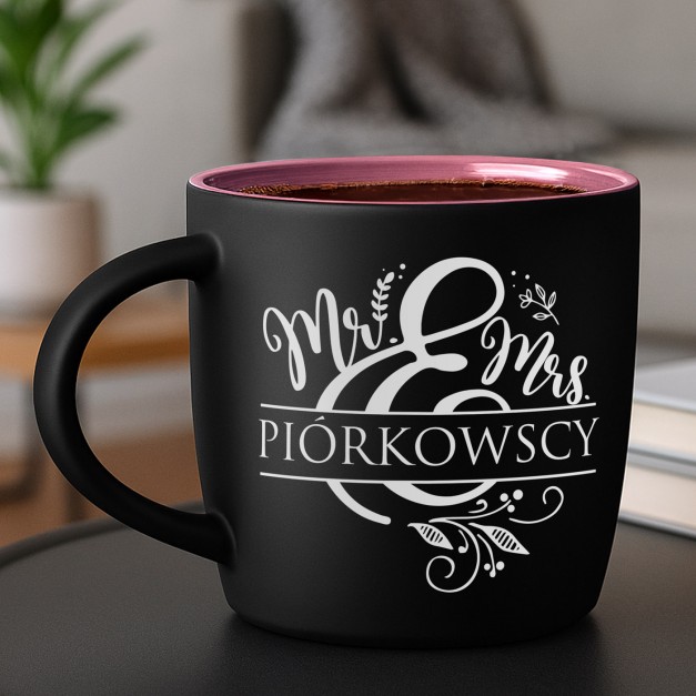 Kubek ceramiczny czarny środek różowy z grawerem dla pary na rocznicę parapetówkę