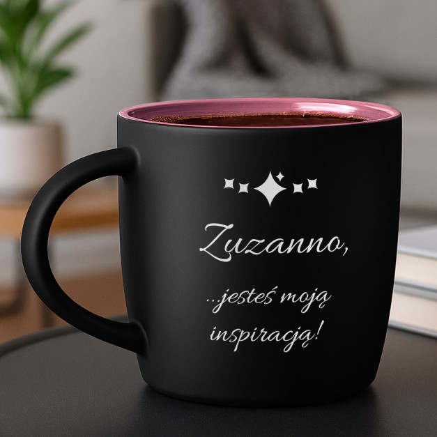 Kubek ceramiczny czarny środek różowy z grawerem na imieniny