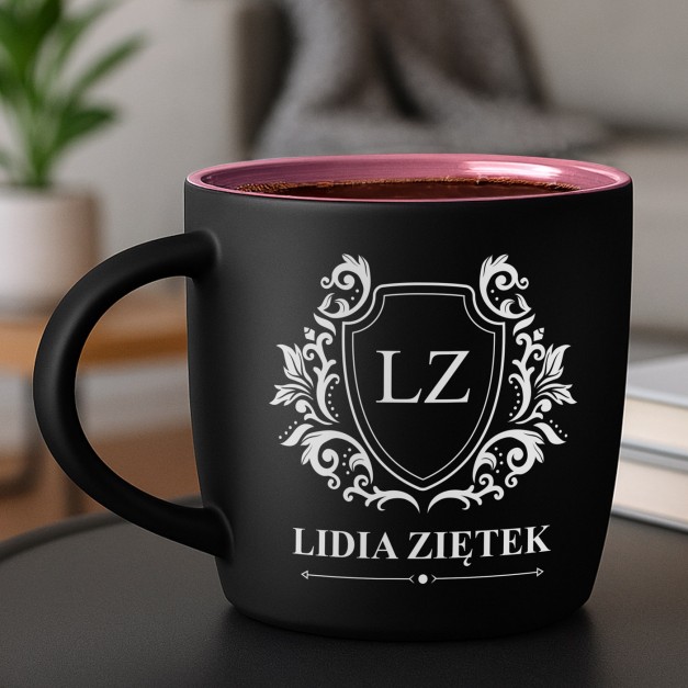 Kubek ceramiczny czarny środek różowy z grawerem z inicjałami dla niej na urodziny