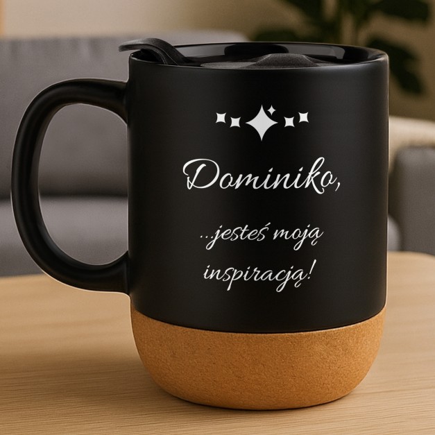 Kubek ceramiczny czarny z przykrywką dla niej na dzień kobiet
