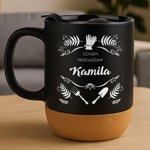 Kubek ceramiczny czarny z przykrywką dla niej ogrodniczki