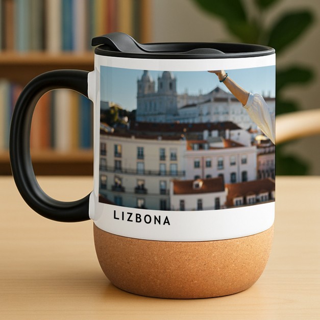 Kubek ceramiczny biały z przykrywką dla niej niego pamiątka z podróży