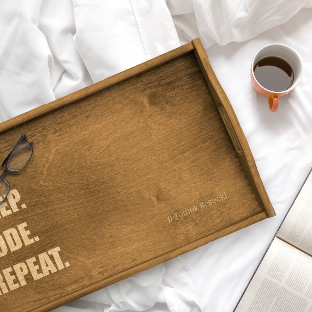 Stolik drewniany śniadaniowy brązowy z grawerem dla informatyka