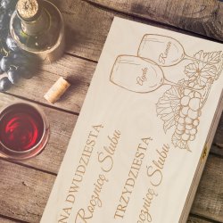 Skrzynka jasna XL na wino z grawerem dla pary na rocznicę