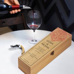 Akcesoria do wina zestaw w skrzynce z nadrukiem dla pary na ślub