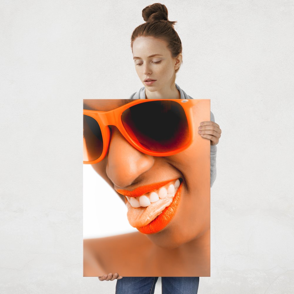 Plakat metalowy dziewczyna w pomarańczowych okularach L
