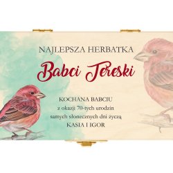 Herbata w drewnianej skrzyni z grawerem dla babci na 70 urodziny