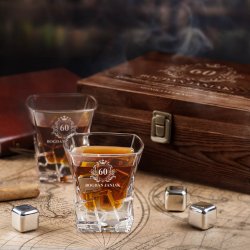 Kamienie kostki do whisky ze szklankami zestaw z grawerem dla niego na 60 urodziny