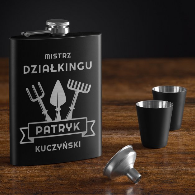 Piersiówka czarna z 4 kieliszkami i grawerem dla ogrodnika