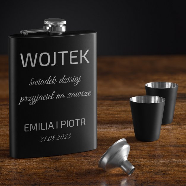 Piersiówka czarna z 4 kieliszkami i grawerem dla niego na urodziny