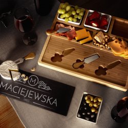 Kamienna deska z akcesoriami do serwowania przekąsek z grawerem dla niej na urodziny