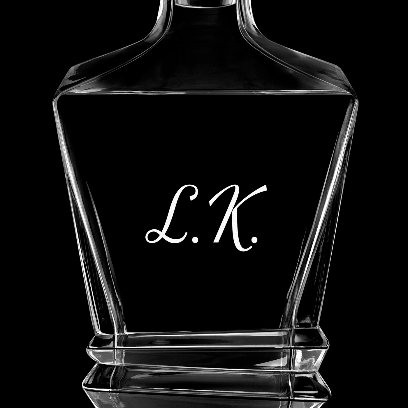 Karafka geometric z grawerowanymi inicjałami dla konesera whisky