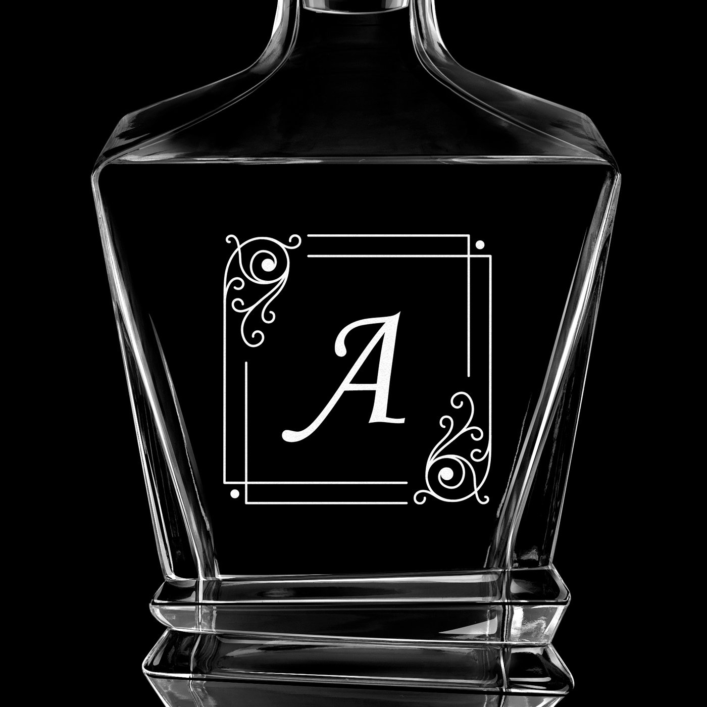 Karafka geometric z grawerowanym inicjałem dla konesera whisky
