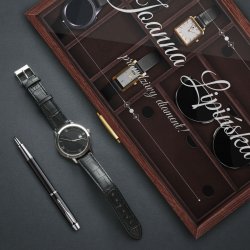 Szkatułka brązowa na zegarki i okulary z grawerem dla niej